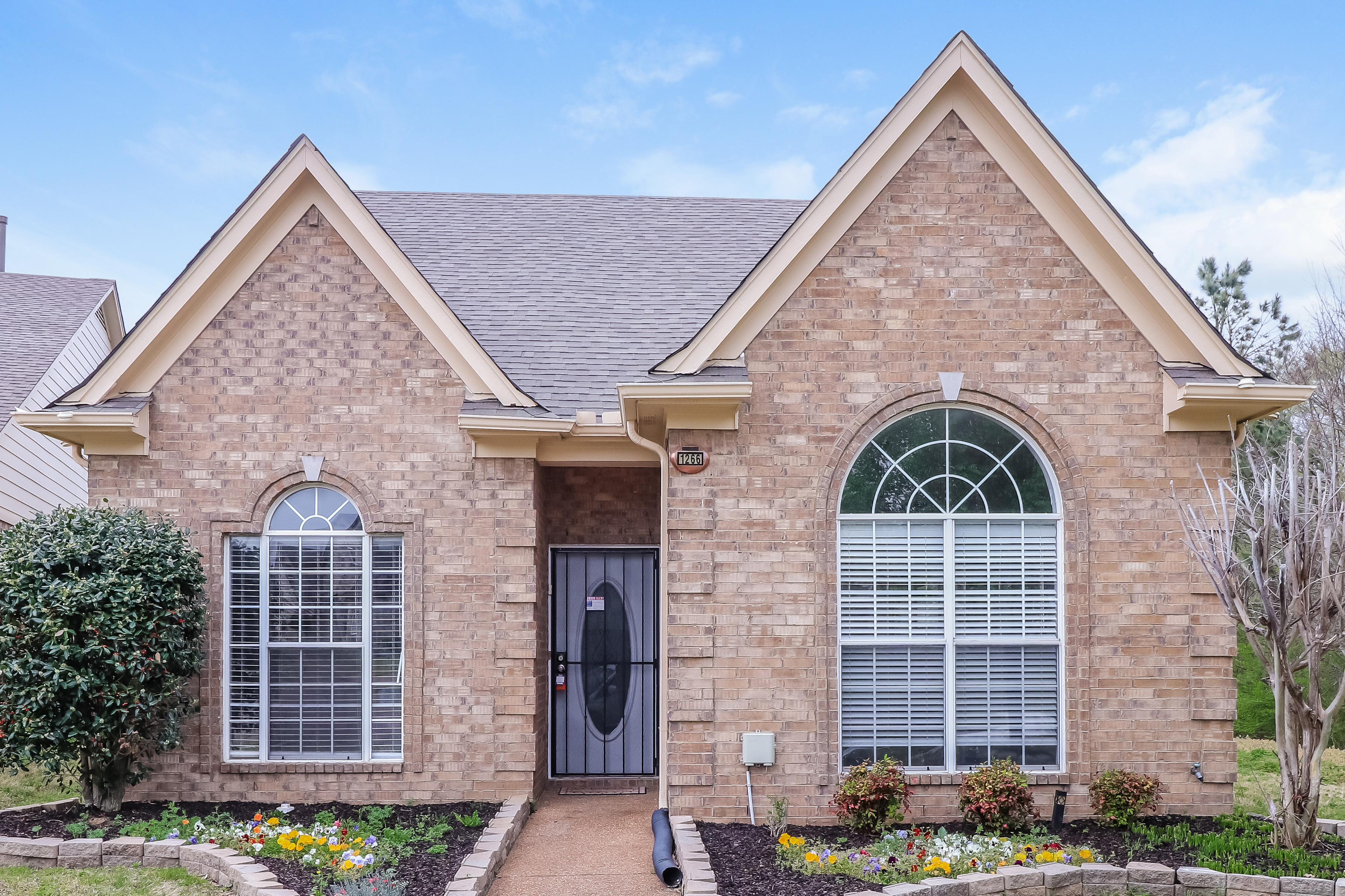 1266 TRAVERS CV Cordova, TN 38018